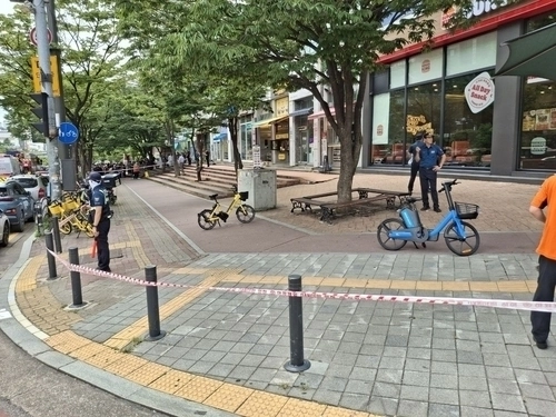 17일 폭발물 설치 신고가 접수돼 소동을 빚은 경기 수원의 한 패스트푸드 프랜차이즈 지점 사건 현장. 2025.8.18 경기소방 제공