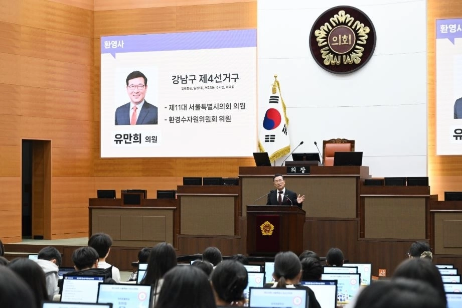 자곡초등학교 학생들에게 인사말을 전하는 유만희 의원