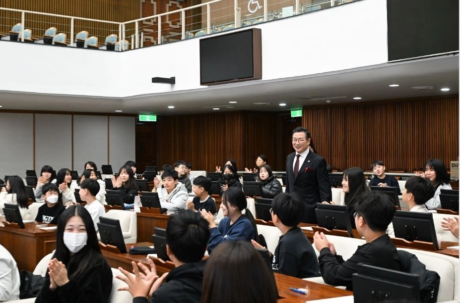 ‘청소년 의회 아카데미’에 참석한 자곡초등학교 학생들의 환영을 받는 유만희 의원