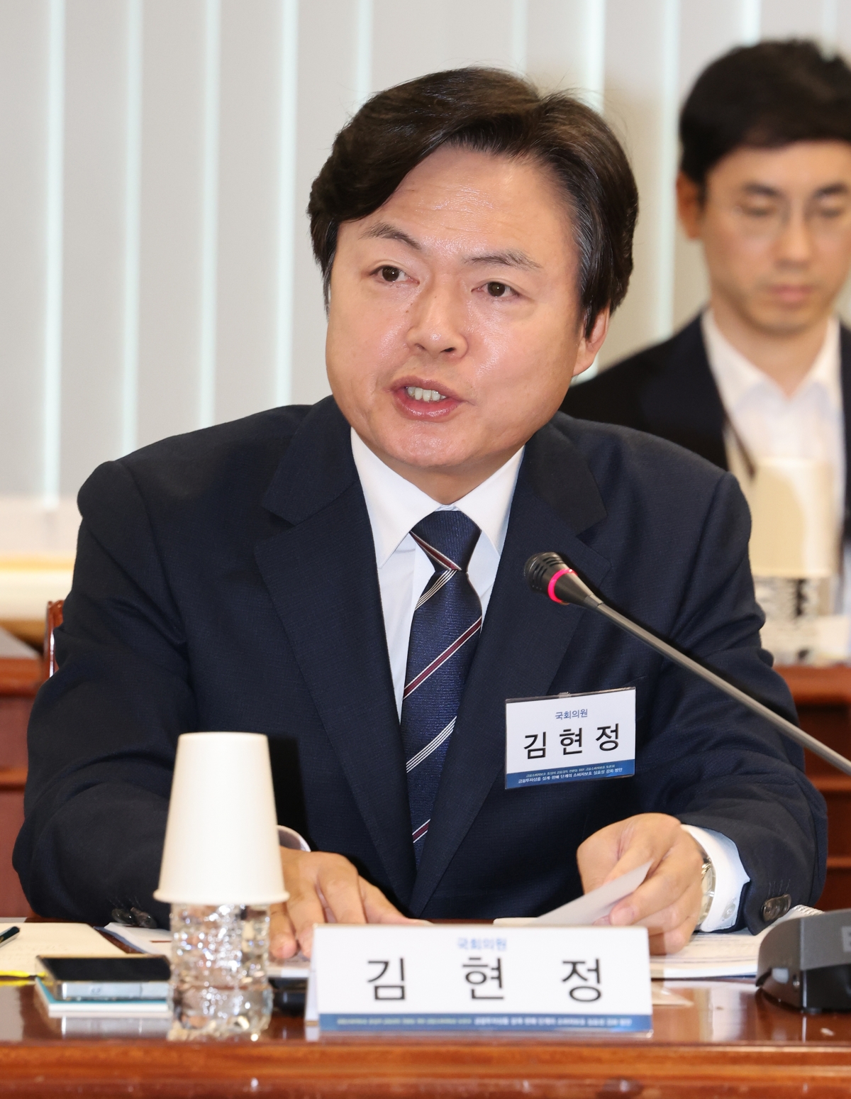 김현정 더불어민주당 원내대변인이 26일 브리핑에서 국민의힘을 향해 “내란이 발발한지 곧 1년이 된다. 이미 내뱉은 말들은 주워담기 어렵다면 더 이상 궤변을 토하지 말라”고 했다. 사진은 지난 13일 김 원내대변인이 한 토론회에서 발언하는 모습. 연합뉴스