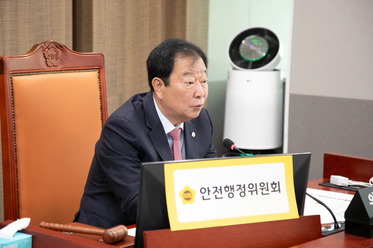임상오 위원장이 25일 인권담당관실 2026년도 본예산 심사에서 질의하고 있다.(사진=경기도의회)