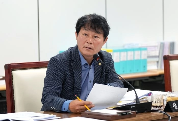 하남시의회 정병용 부의장이 지난 25일 제344회 하남시의회 제2차 정례회 2025년도 행정사무감사에서 청년일자리과 소관 사무에 대해 질의하고 있다. 정병용 부의장실 제공