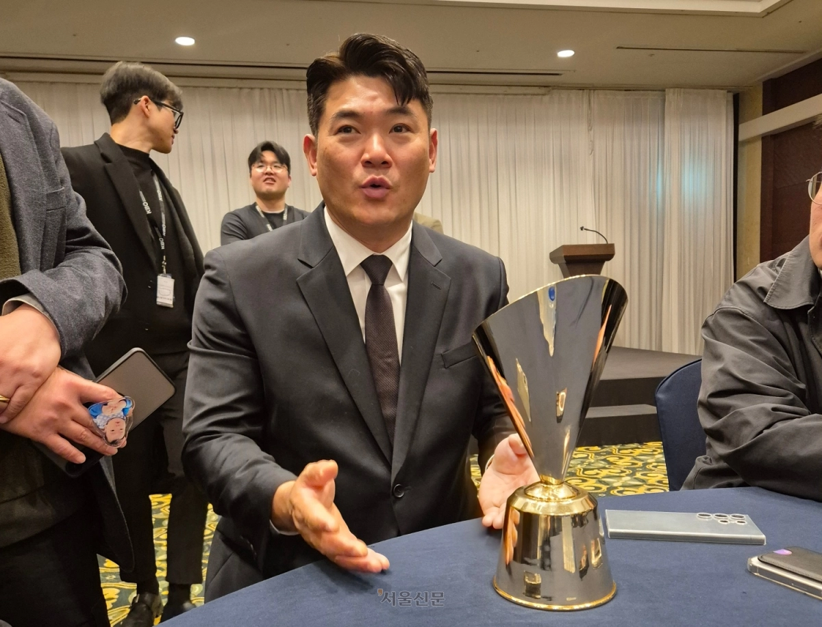 2년 연속 홀드왕을 수상한 투수 노경은(SSG 랜더스)이 지난 24일 서울 송파구 롯데호텔 월드에서 진행된 2025 KBO 시상식 직후 취재진을 만나 ‘노장 투수’로 갖는 책임감을 설명하고 있다. 박성국 기자