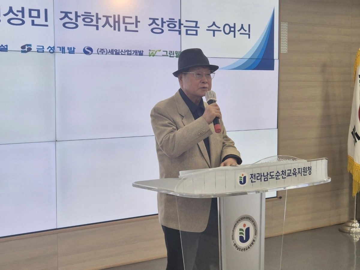 한화갑 한반도평화재단 총재인 전 민주당 대표가 축사를 하고 있다.