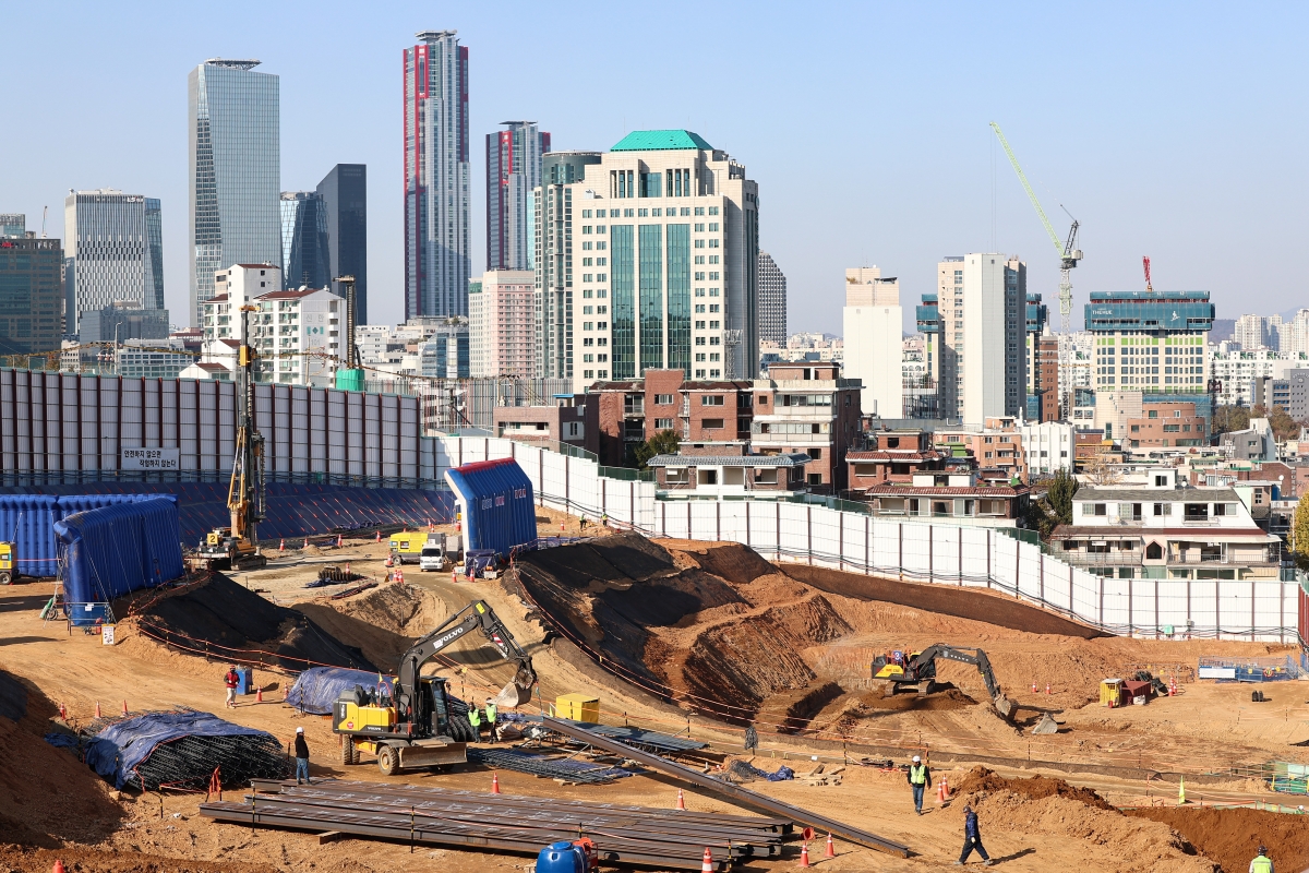 지난 19일 서울 동작구 노량진 재정비촉진지구 착공 현장에서 작업자들이 분주히 기초 작업을 하고 있다. 서울 재개발 사업장의 임대주택 의무 공급 비율이 최대 20% 포인트 낮아지고, 재개발 구역 지정을 위한 동의율도 5% 포인트 완화되면서 신규 주택 공급에 속도가 날 것으로 전망된다. 뉴스1