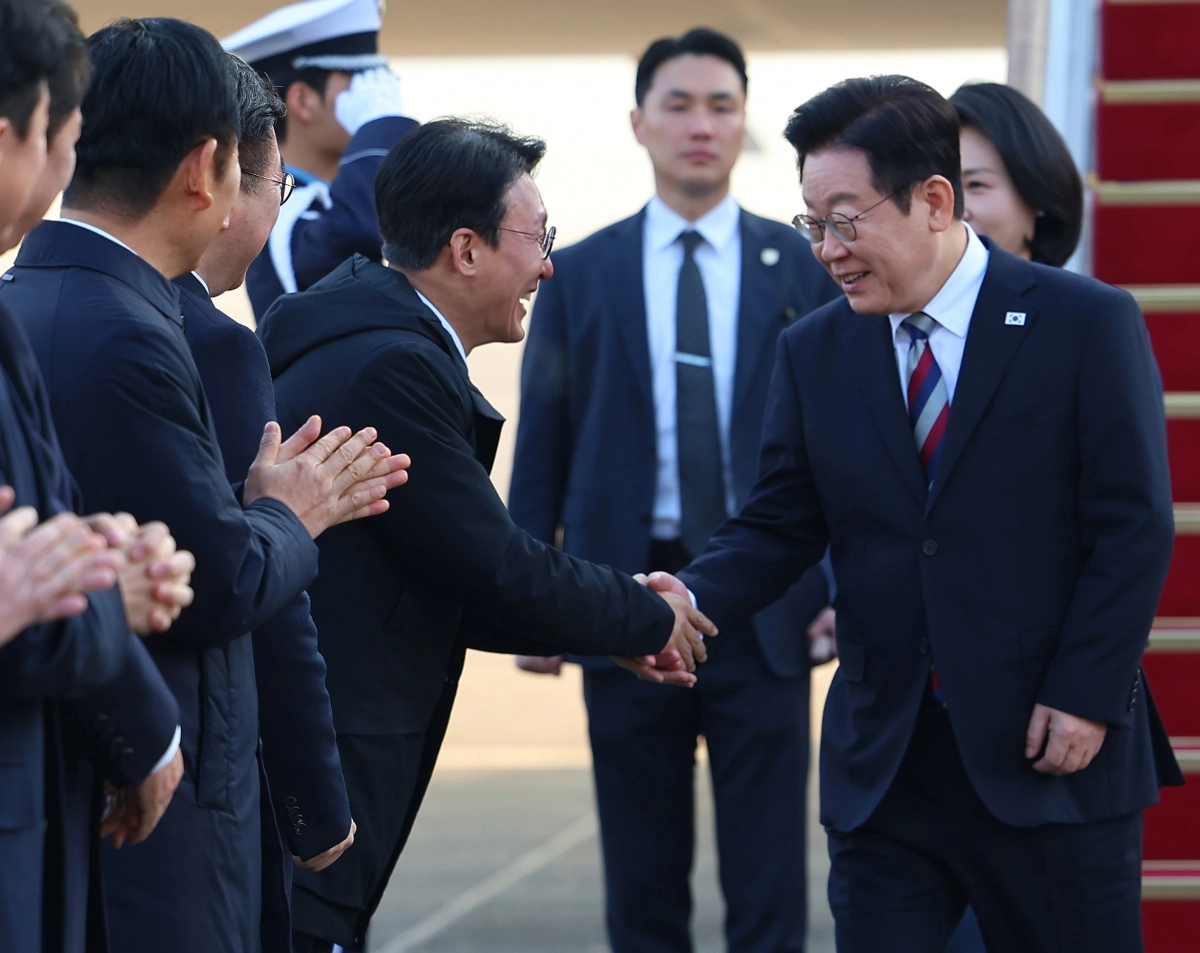 순방 마치고 총리와 악수하는 이 대통령