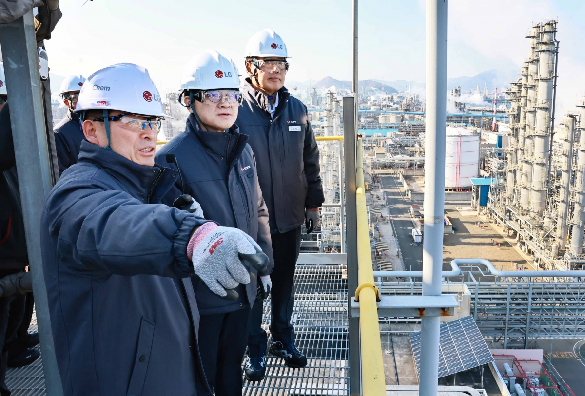 김정관(가운데) 산업통상부 장관이 26일 전남 여수시 LG화학 산업현장을 둘러보고 있다. 이날 롯데케미칼과 HD현대케미칼은 업계 처음으로 자율 구조조정안을 공정거래위원회에 접수했다고 밝혔다. 산업통상부 제공