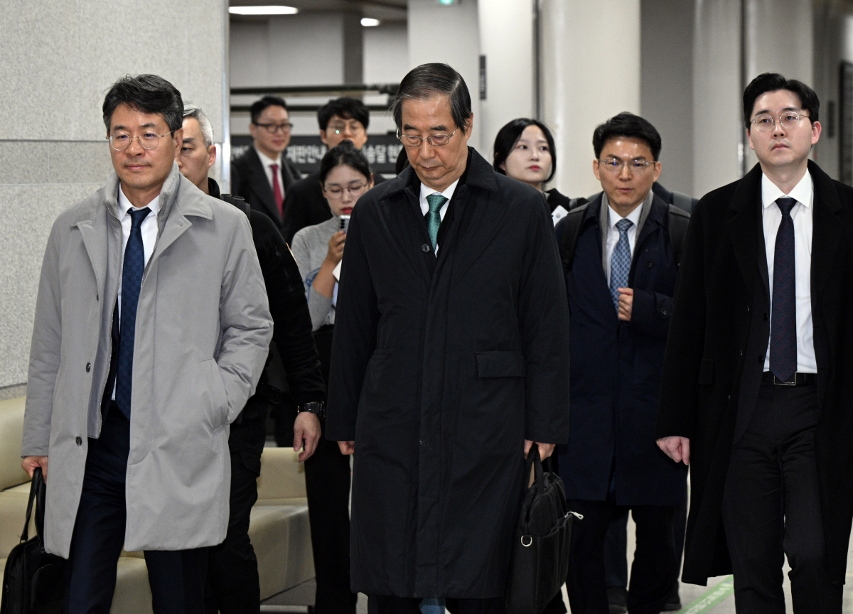 12·3 비상계엄 관련 내란 방조 등 혐의를 받는 한덕수 전 국무총리가 26일 오후 서울 서초구 서울중앙지방법원에서 열린 결심 공판을 마친 뒤 법원을 나서고 있다. 뉴시스