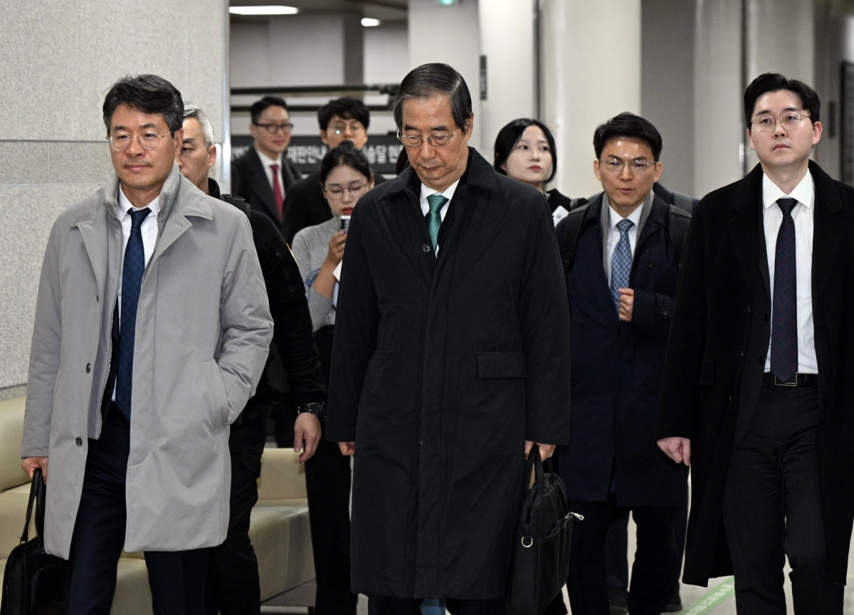 12·3 비상계엄 관련 내란 방조 등 혐의를 받는 한덕수 전 국무총리가 26일 오후 서울 서초구 서울중앙지방법원에서 열린 결심 공판을 마친 뒤 법원을 나서고 있다. 뉴시스