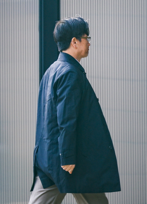 오동운 고위공직자범죄수사처장이 26일 경기 과천 정부과천청사에 위치한 사무실로 출근하고 있다. 뉴시스.