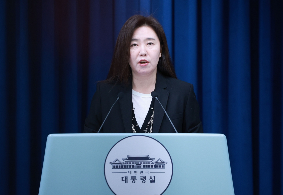 강유정 대변인이 26일 용산 대통령실에서 사법 현안 관련 브리핑을 하고 있다. 강 대변인은 이재명 대통령이 최근 변호사들의 사법부 모독 행위와 검사들의 집단 퇴정 등에 대해 법과 원칙에 따라 신속하고 엄정한 감찰과 수사를 진행할 것을 지시했다고 밝혔다. 2025.11.26  대통령실통신사진기자단