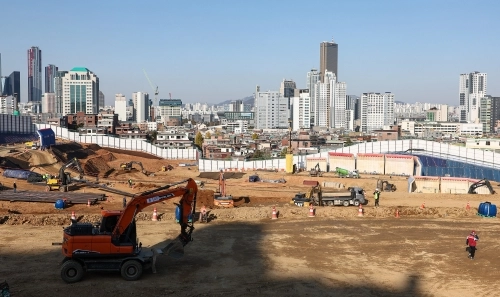 지난 19일 서울 동작구 노량진 재정비촉진지구 착공 현장에서 작업자들이 분주히 작업을 하고 있다.   뉴스1