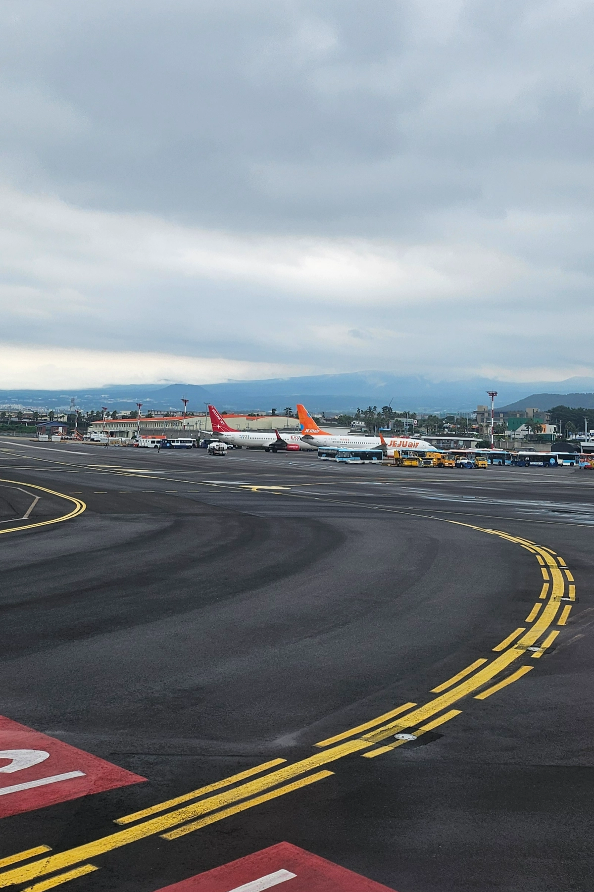 지난 24일 김포발 ZE217편이 제주공항 착륙과정에서 앞쪽 화물칸(Cargo Door) 문이 살짝 벌어진 상태로 도착했다. 사진은 제주공항 활주로 전경. 제주 강동삼 기자