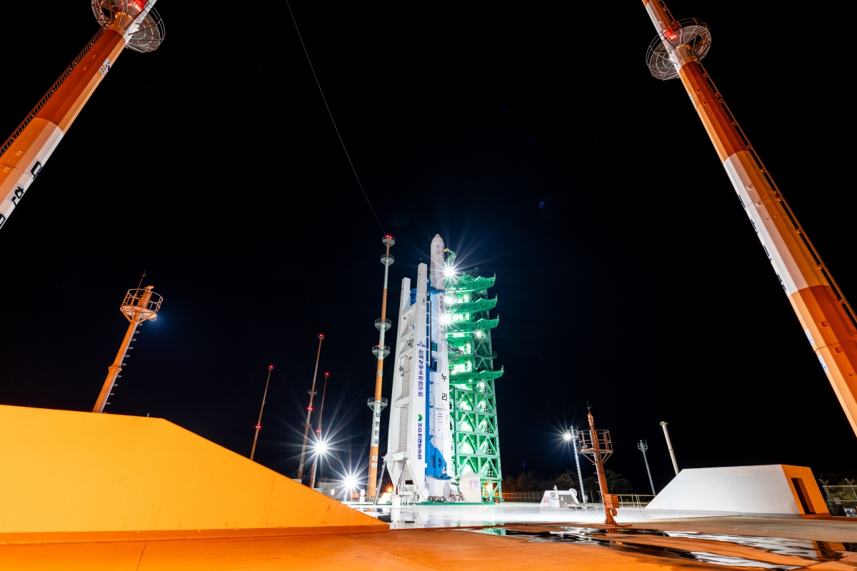 전남 고흥 나로우주센터 제2발사대에서 연료와 산화제 충전을 기다리고 있는 누리호 4호기. 우주항공청은 27일 0시 55분에 누리호 4차 발사를 한다고 밝혔다.  한국항공우주연구원 제공