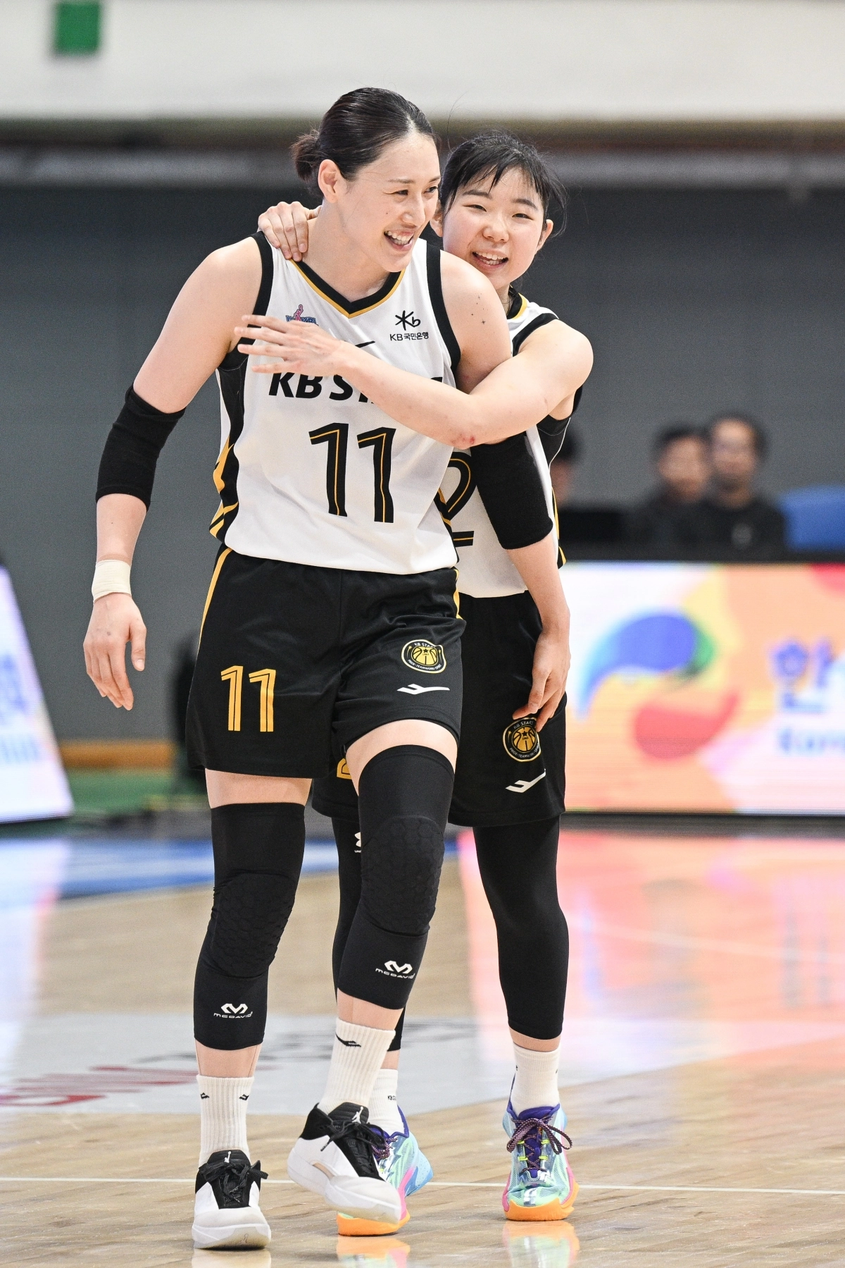 강이슬과 허예은.WKBL 제공