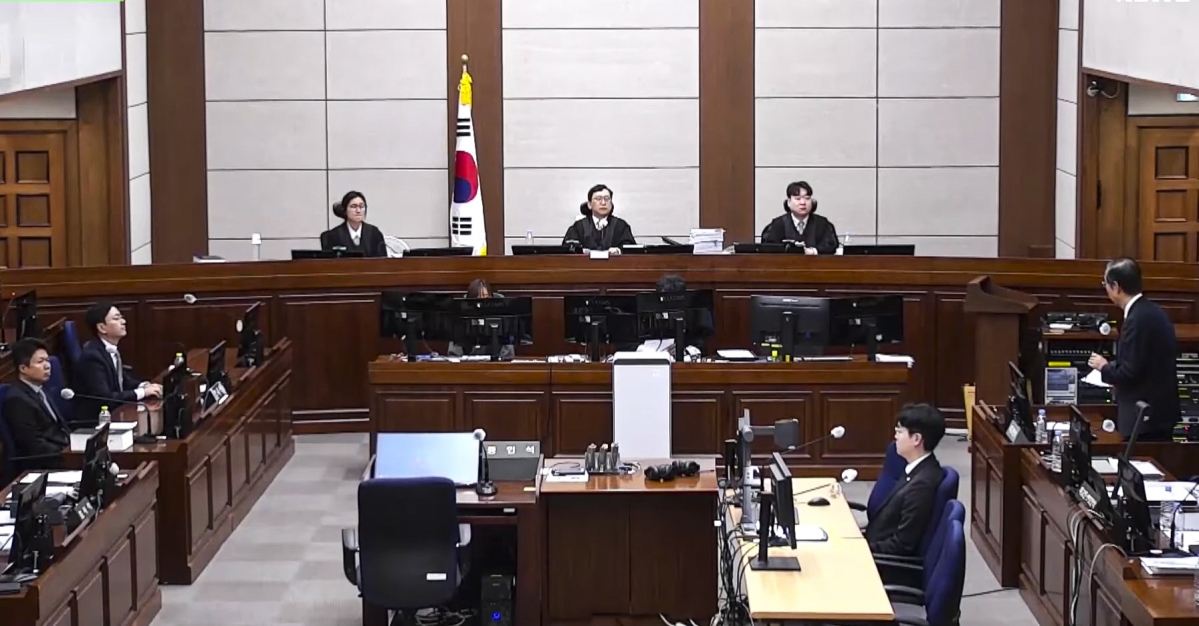 한덕수(맨 오른쪽) 전 국무총리가 26일 서울 서초구 서울중앙지법에서 열린 내란 우두머리 방조, 내란 중요임무 종사 등 혐의 결심 공판에서 일어선 채 최후 진술을 하고 있다. 서울중앙지방법원 제공