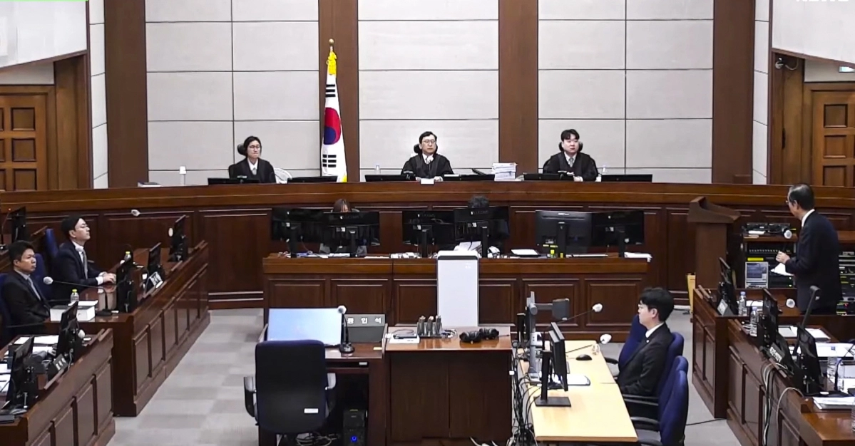 한덕수(맨 오른쪽) 전 국무총리가 26일 서울 서초구 서울중앙지법에서 열린 내란 우두머리 방조, 내란 중요임무 종사 등 혐의 결심 공판에서 일어선 채 최후 진술을 하고 있다. 서울중앙지방법원 제공