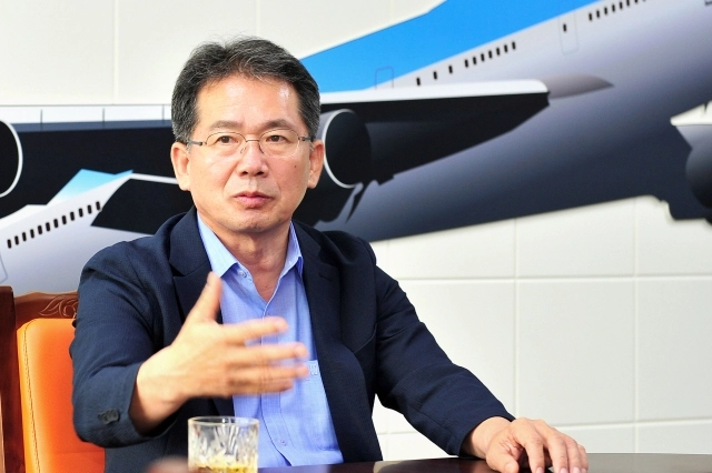 김진열 대구 군위군수가 26일 서울신문과의 인터뷰에서 중앙선 역사 가운데 유일하게 준고속열차 KTX 이음이 서지 않는 군위역에도 정차돼야 한다고 강조하고 있다. 군위군 제공