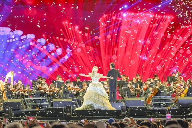 지난 9월 열린 서울 서초구 서리풀뮤직페스티벌에서 소프라노 조수미가 노래를 부르고 있다. 서초구 제공