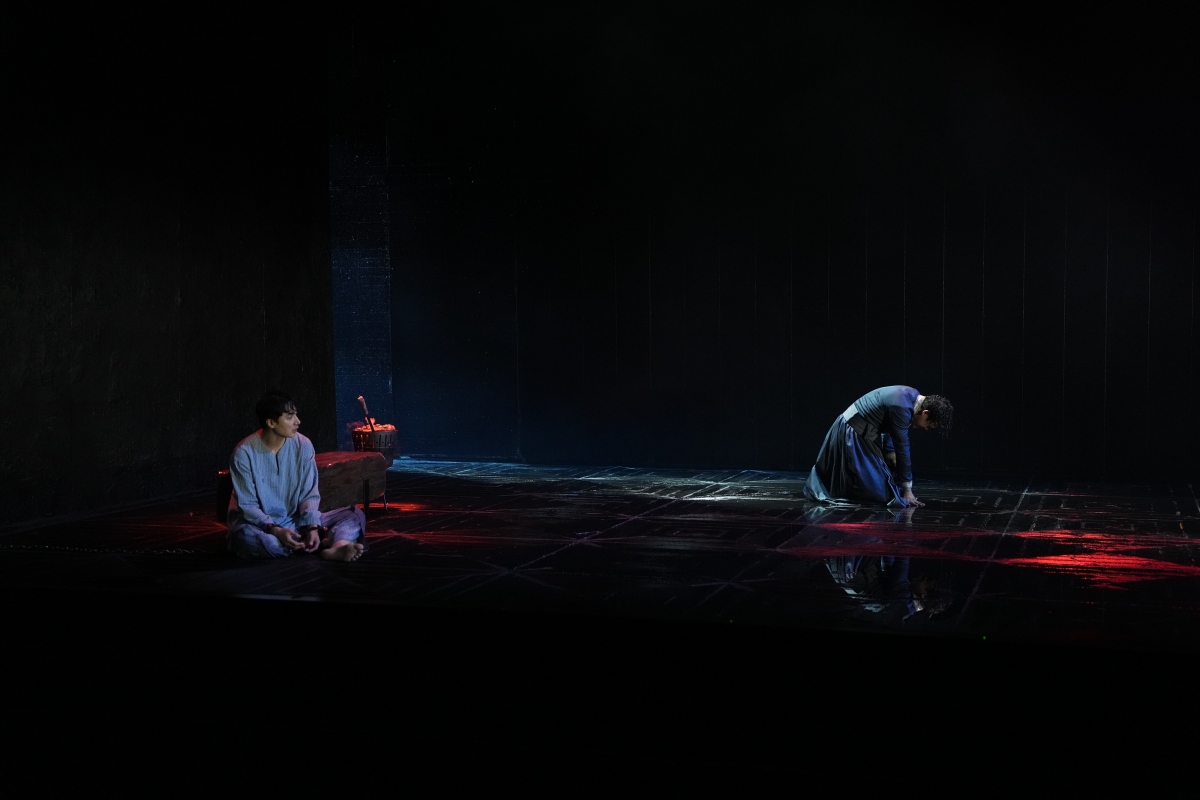 연극 ‘타지마할의 근위병’은 황실 근위병이자 오랜 친구인 휴마윤(오른쪽·최재림 분)과 바불(이승주 분)이 겪는 상황을 통해 충성, 우정, 선택, 아름다움 등에 대한 다양한 질문을 던진다. 해븐프로덕션 제공