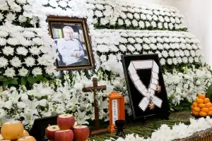 이순재 영정에 놓인 금관문화훈장… 오늘 영결식