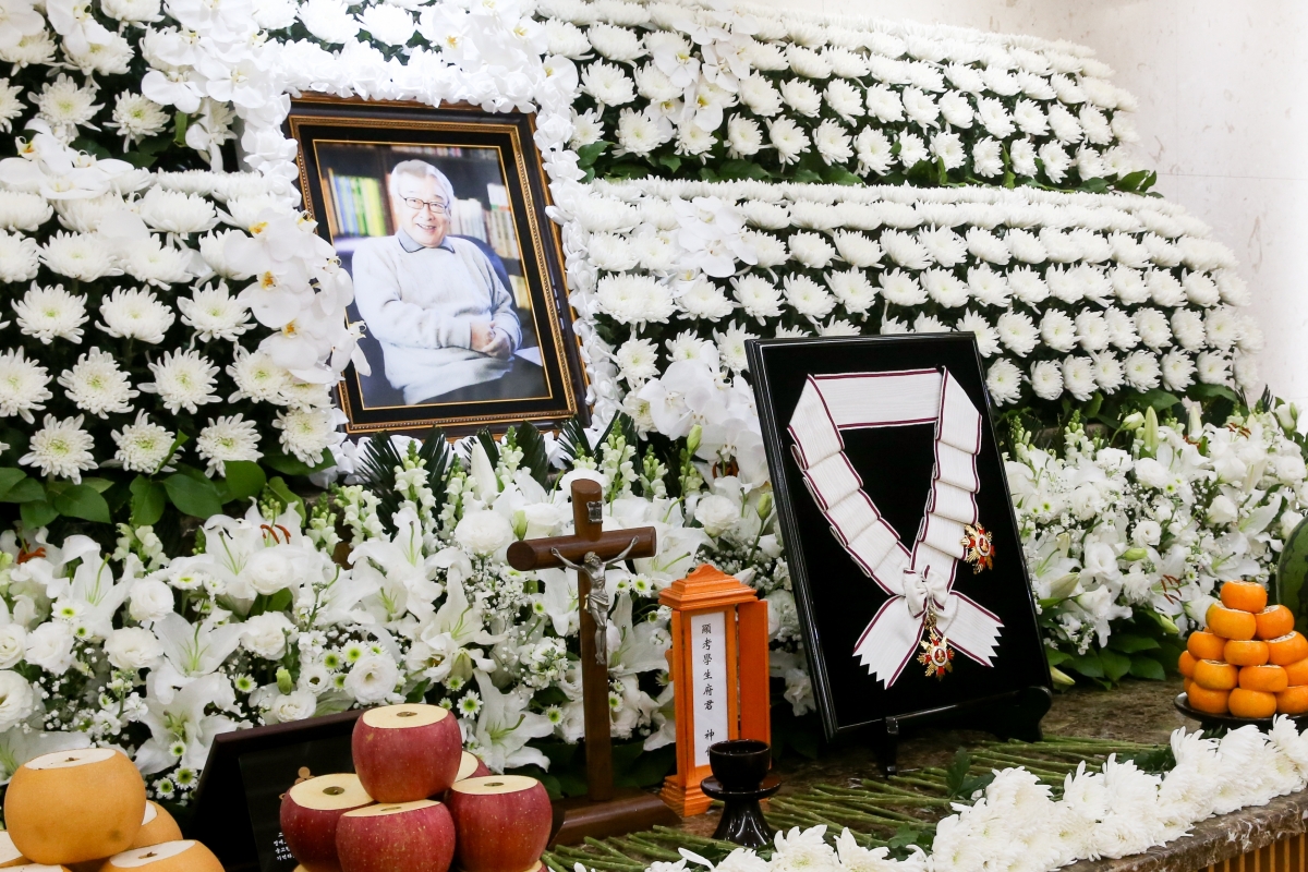 이순재 영정에 놓인 금관문화훈장… 오늘 영결식