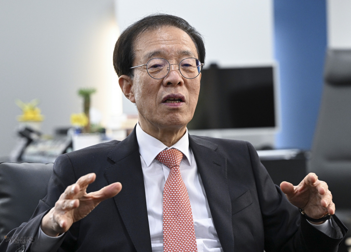 이석연 국민통합위원장은 “정치가 우리 사회 갈등의 진원지요 국론 분열의 온상”이라면서 “욕먹을 각오를 하고 정치권 대표들을 만나서 가감 없이 얘기할 것”이라고 말했다. 인터뷰는 지난 24일 서울 종로구 정부서울청사 국민통합위원장실에서 진행됐다. 이지훈 기자