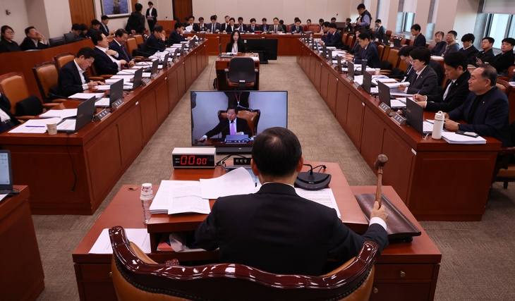 반도체특별법을 1년 넘게 심의 중인 국회 산업통상자원중소벤처기업위원회에서 여야가 25일 큰 틀 합의를 이루는데 성공했지만, 연구개발(R&amp;D) 속도경쟁을 위해 반도체 업계에 주 52시간제 예외를 두는 규정에 대해선 막판까지 합의에 어려움을 겪었다. 사진은 지난 21일 국회 산자위 전체회의 전경.  뉴시스