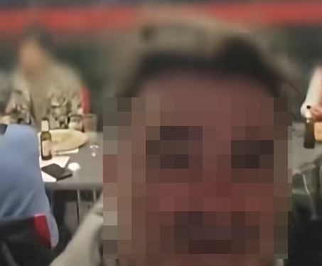 이탈리아에 있는 한 피자 가게 주인이 대만 관광객을 뒤로한 채 관광객들을 조롱하고 비난하는 영상을 촬영해 온라인에 올렸다가 논란이 됐다. 틱톡 캡처