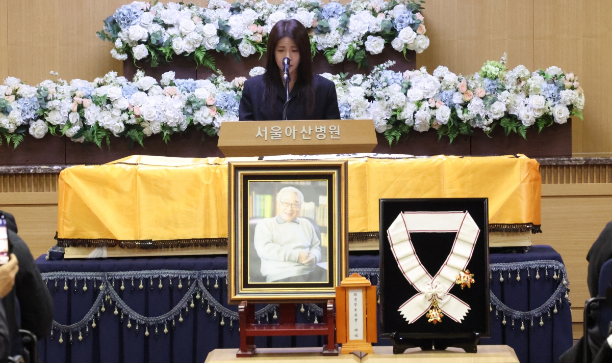 27일 오전 서울 송파구 서울아산병원 장례식장에서 엄수된 배우 고(故) 이순재의 영결식에서 배우 하지원이 추도사를 낭독하고 있다. 2025.11.27 공동취재