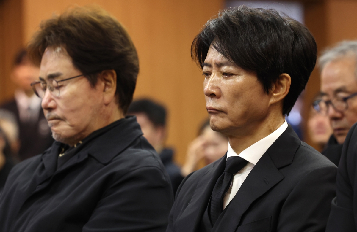 27일 오전 서울 송파구 서울아산병원 장례식장에서 엄수된 배우 고(故) 이순재의 영결식에서 배우 유동근, 최수종이 애도를 표하고 있다. 2025.11.27 공동취재