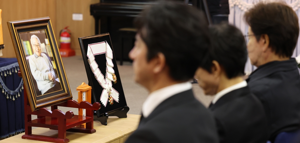 27일 오전 서울 송파구 서울아산병원 장례식장에서 배우 고(故) 이순재의 영결식이 엄수되고 있다. 2025.11.27 공동취재