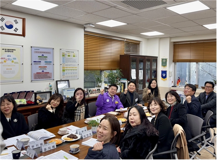 서울 동대문구의회 문화관광·교육 발전방안 연구단체 ‘학교로 찾아가는 차담회’ 손세영·김세종·서정인 의원 등이 모임 후 기념촬영을 하고 있다. 동대문의회 제공