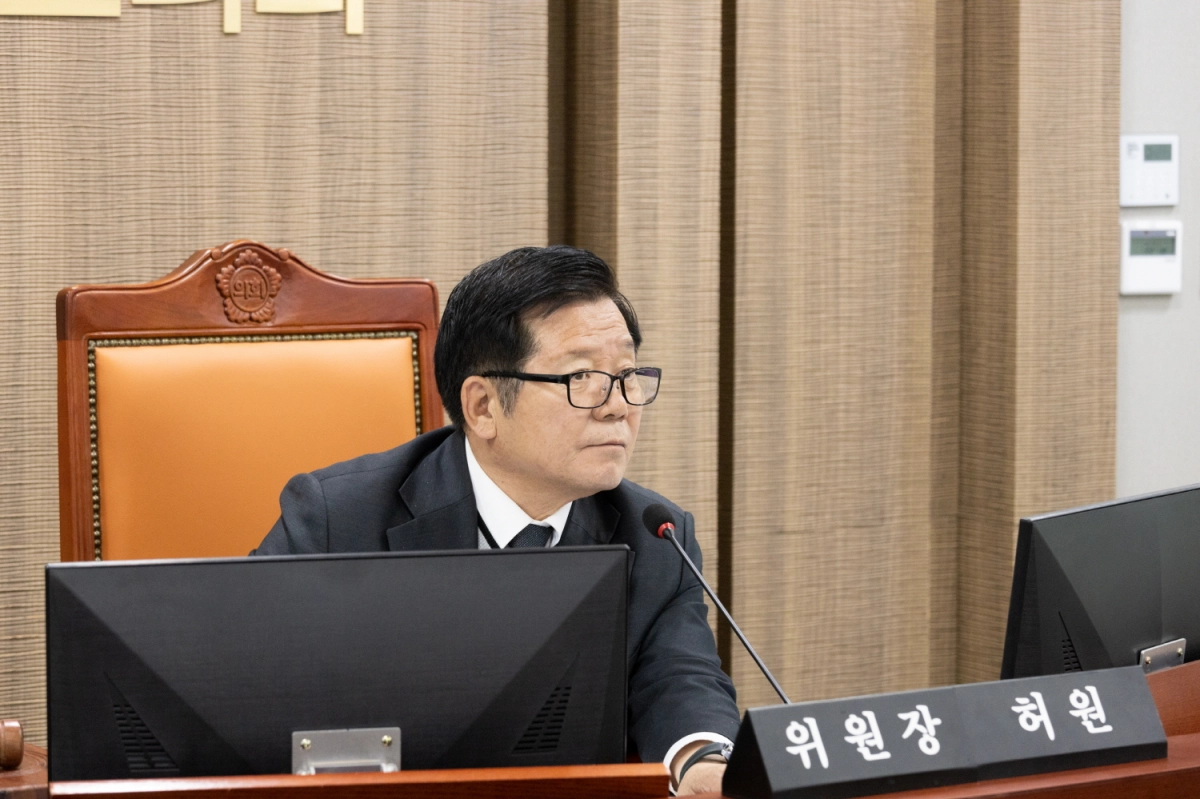 허원 위원장이 25일 경기국제공항추진단 2026년도 예산안 심사에서 질의하고 있다.(사진=경기도의회)