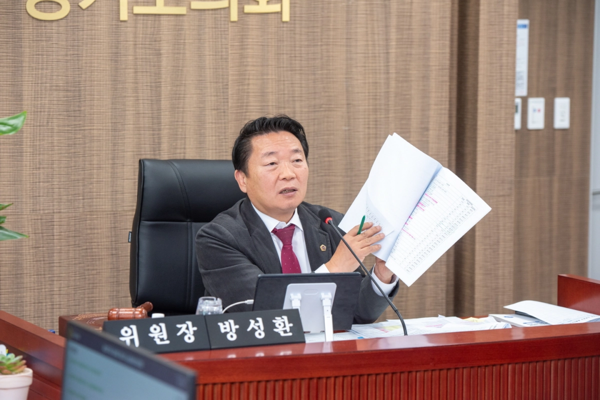 방성환 위원장이 26일 2026년도 경기도 본예산안 심의에서 질의하고 있다.(사진=경기도의회)