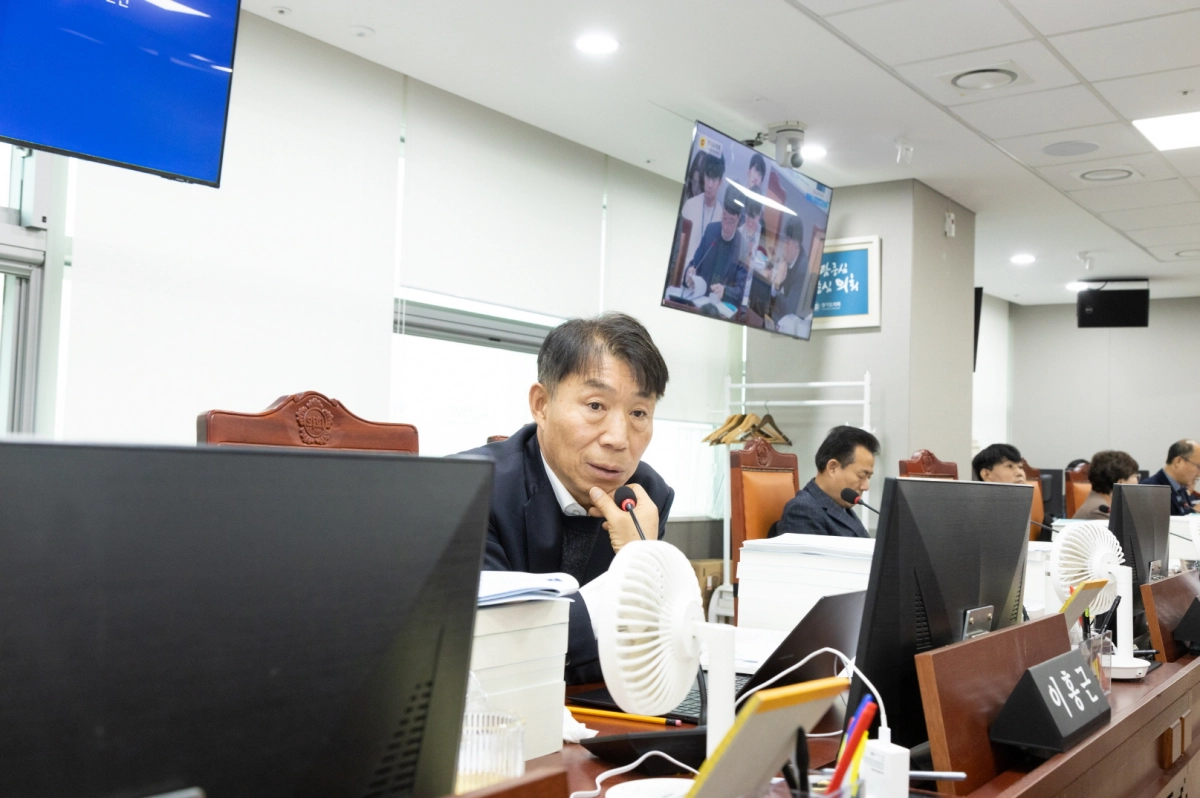 이홍근 의원이 25일 경기도 경기국제공항추진단 예산심의에서 질의하고 있다.(사진=경기도의회)