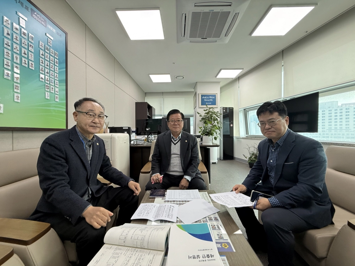 김영민 의원과 허원 건설교통위원장이 양지지구·강남대 일대 광역버스 직행  준공영제 신규 노선 선정 결과를 보고 받고 관계자와 기념촬영을 하고 있다.(사진=경기도의회)