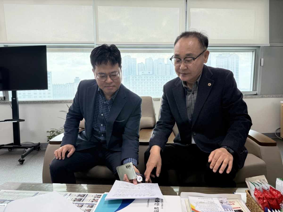 김영민 의원이 양지지구–서울역·강남대–서울역 직행 광역버스 노선 관련 문서를 검토하고 있다.(사진=경기도의회)