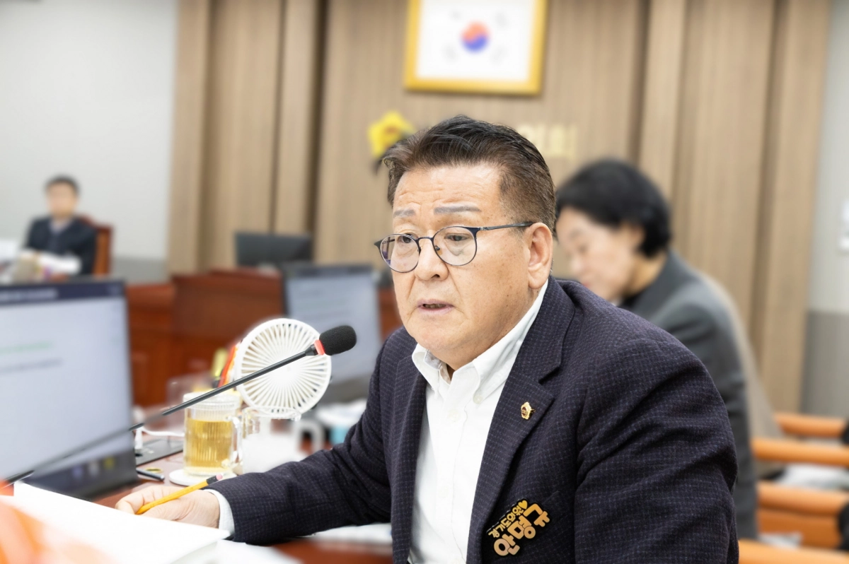 안명규 의원이 25일 2026년도 경기도 철도항만물류국 예산안 심의에서 질의하고 있다.(사진=경기도의회)