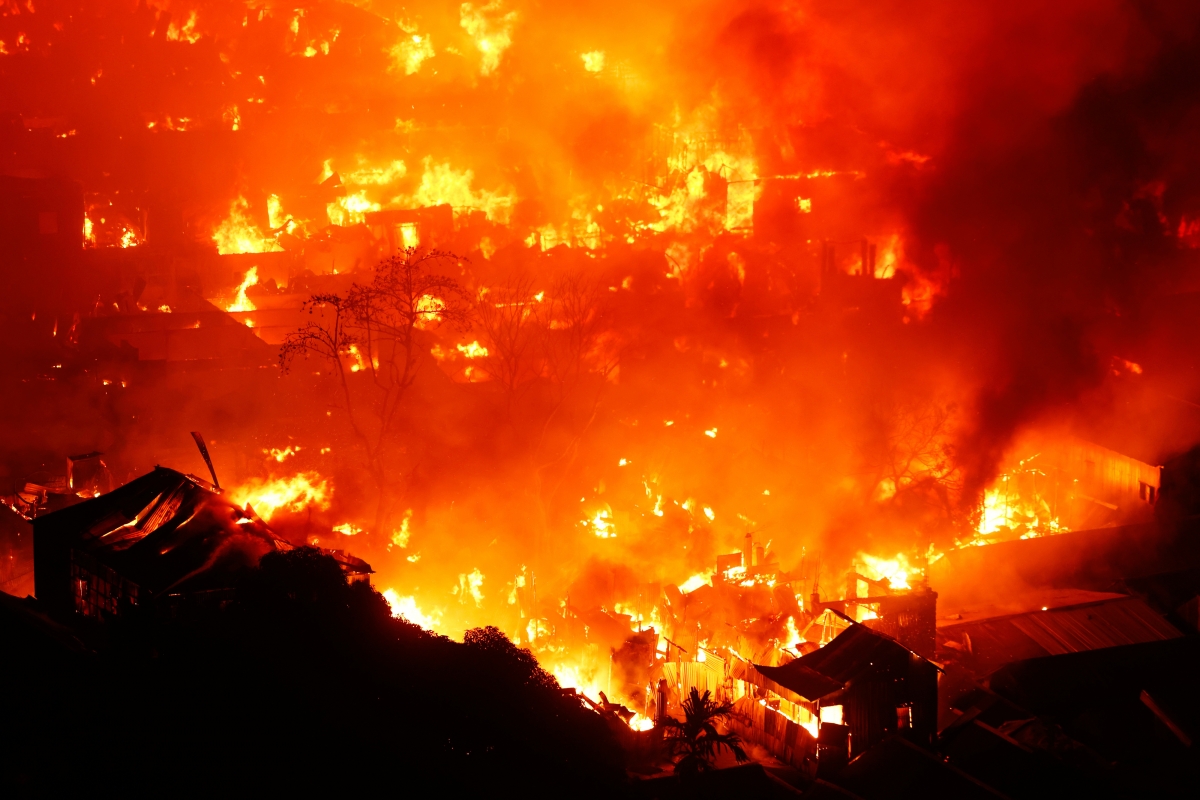방글라데시 수도 다카의 코라일 빈민가에 지난 25일(현지시간) 저녁 대형 화재가 발생해 16시간 만인 26일 진화됐다. 2025.11.25 AP 연합뉴스