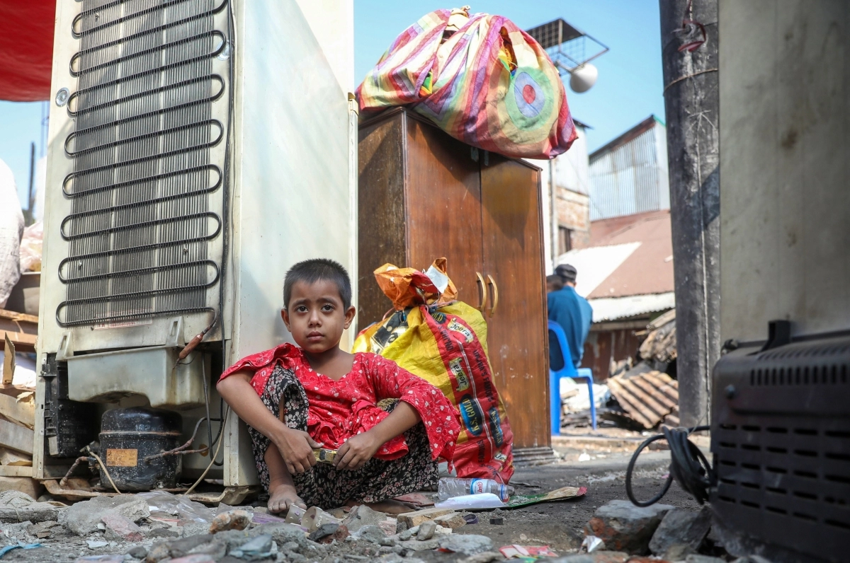 대형 화재 피해가 발생한 방글라데시 다카의 코라일 빈민가에서 26일(현지시간) 불에 탄 집에 한 아이가 앉아 있다. 2025.11.26 EPA 연합뉴스