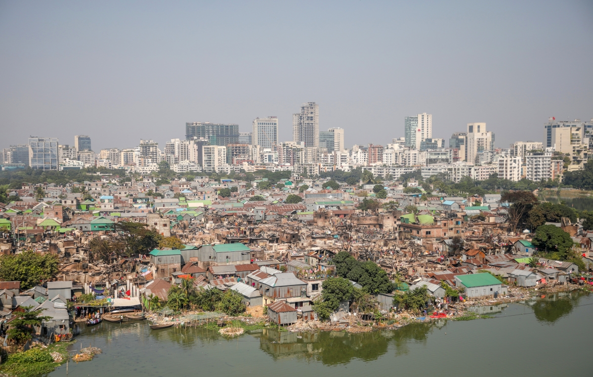 26일(현지시간) 대형 화재 피해를 입은 방글라데시 다카 코라일 빈민가 뒤로 부유한 지역의 고층 아파트와 빌딩들이 보인다. 2025.11.26 EPA 연합뉴스