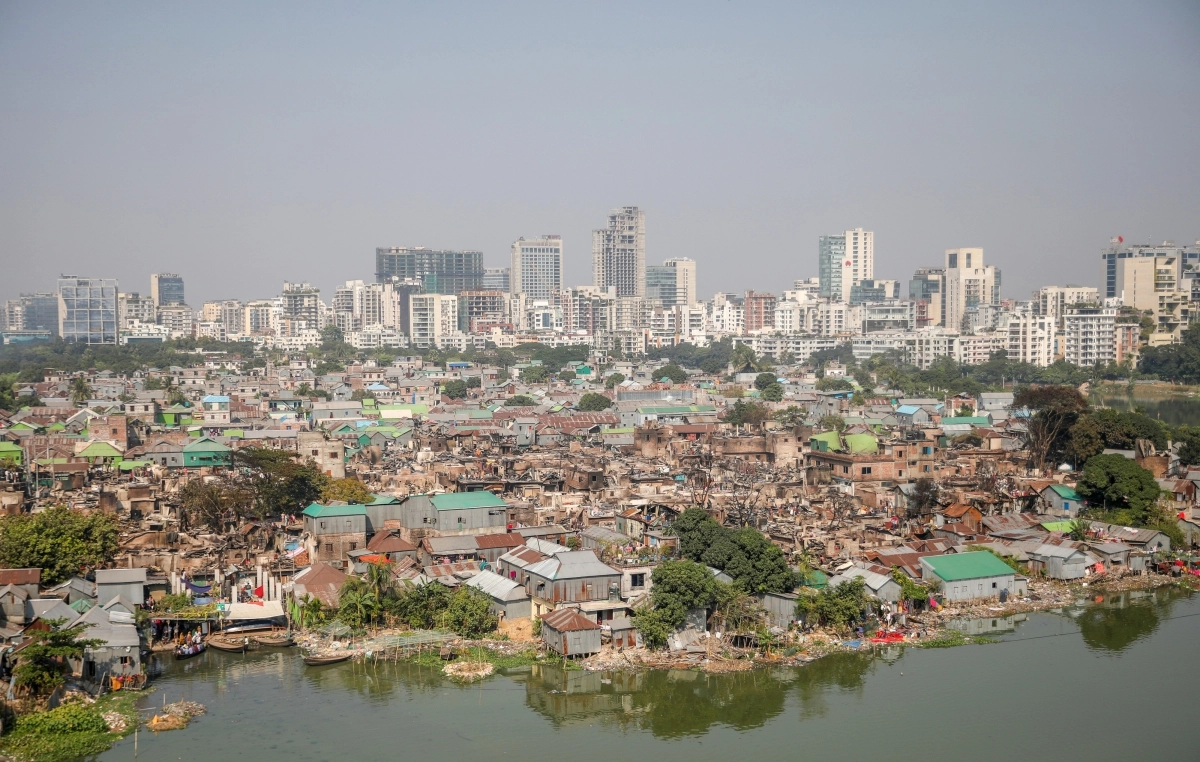 26일(현지시간) 대형 화재 피해를 입은 방글라데시 다카 코라일 빈민가 뒤로 부유한 지역의 고층 아파트와 빌딩들이 보인다. 2025.11.26 EPA 연합뉴스