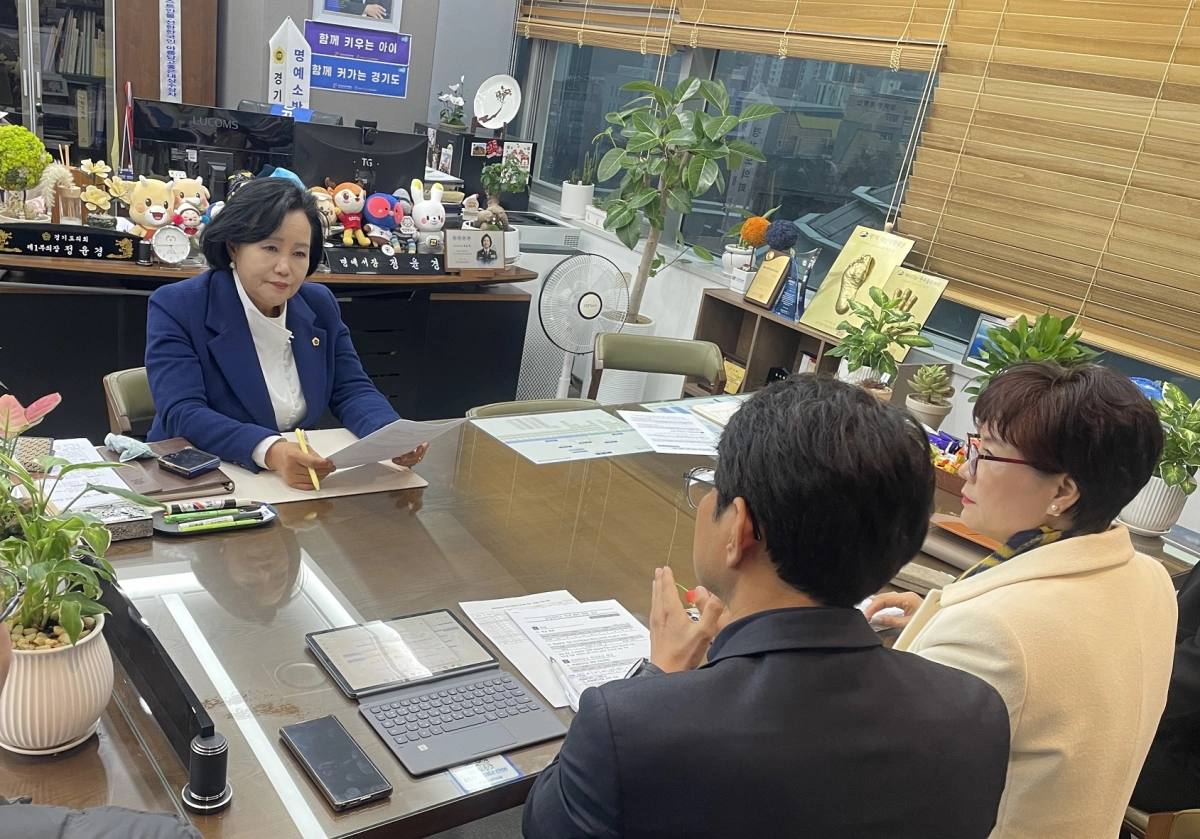 정윤경 부의장이 25일 부의장실에서 경기도교육청 및 군포의왕교육지원청 관계자들과 군포 지역 학급편성 기준 개선과 학급 축소 학교에 대한 대책 마련을 논의하고 있다.(사진=경기도의회)