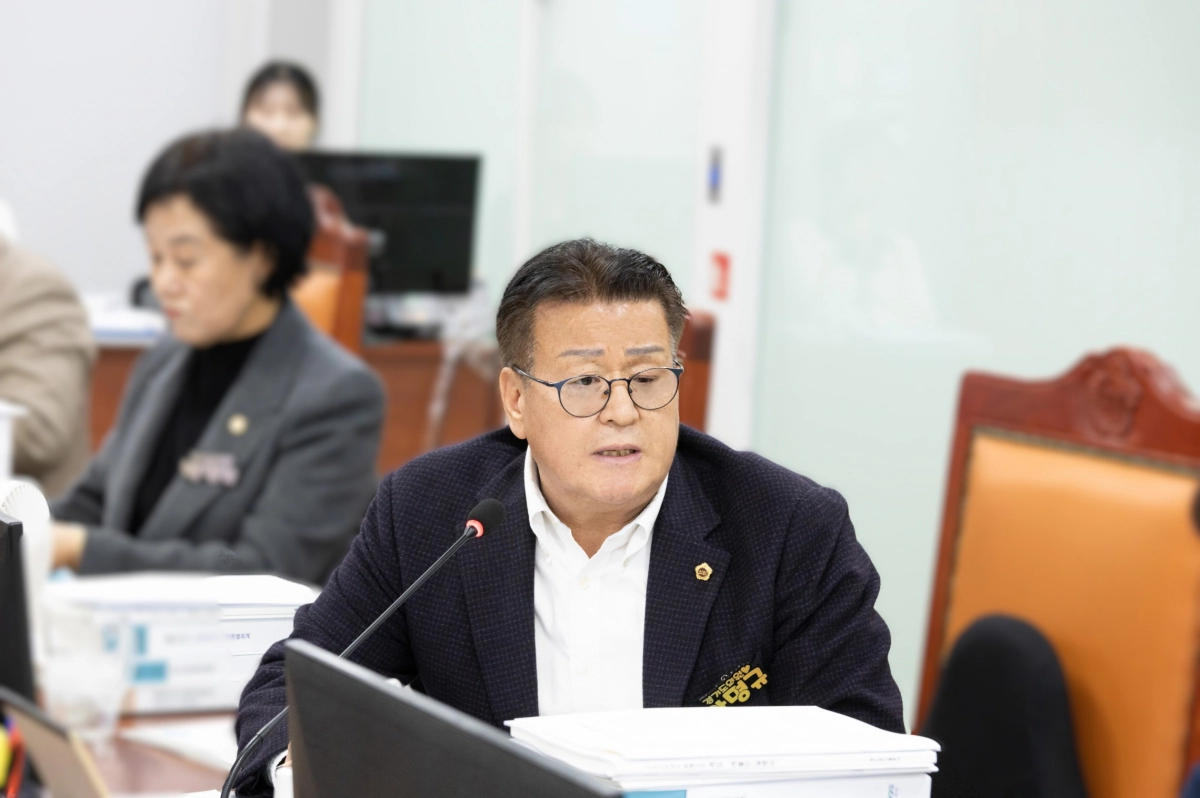 안명규 의원이 25일 건설교통위원회 2026년도 경기국제공항추진단 예산안 심의에서 질의하고 있다.(사진=경기도의회)