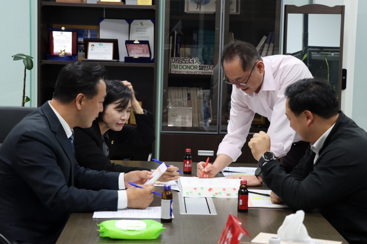 보건복지위원회 의원들이 2026년도 복지예산 삭감안 세부 내역을 검토하며 필수 복지사업 예산 복원 방안을 논의하고 있다.(사진=경기도의회)