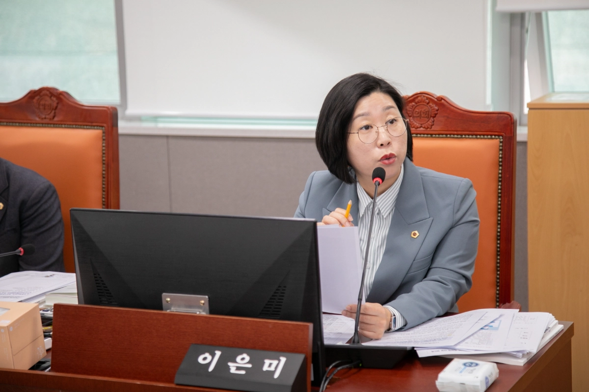 이은미 의원이 26일 경기소방재난본부 예산 심사에서 질의하고 있다.(사진=경기도의회)