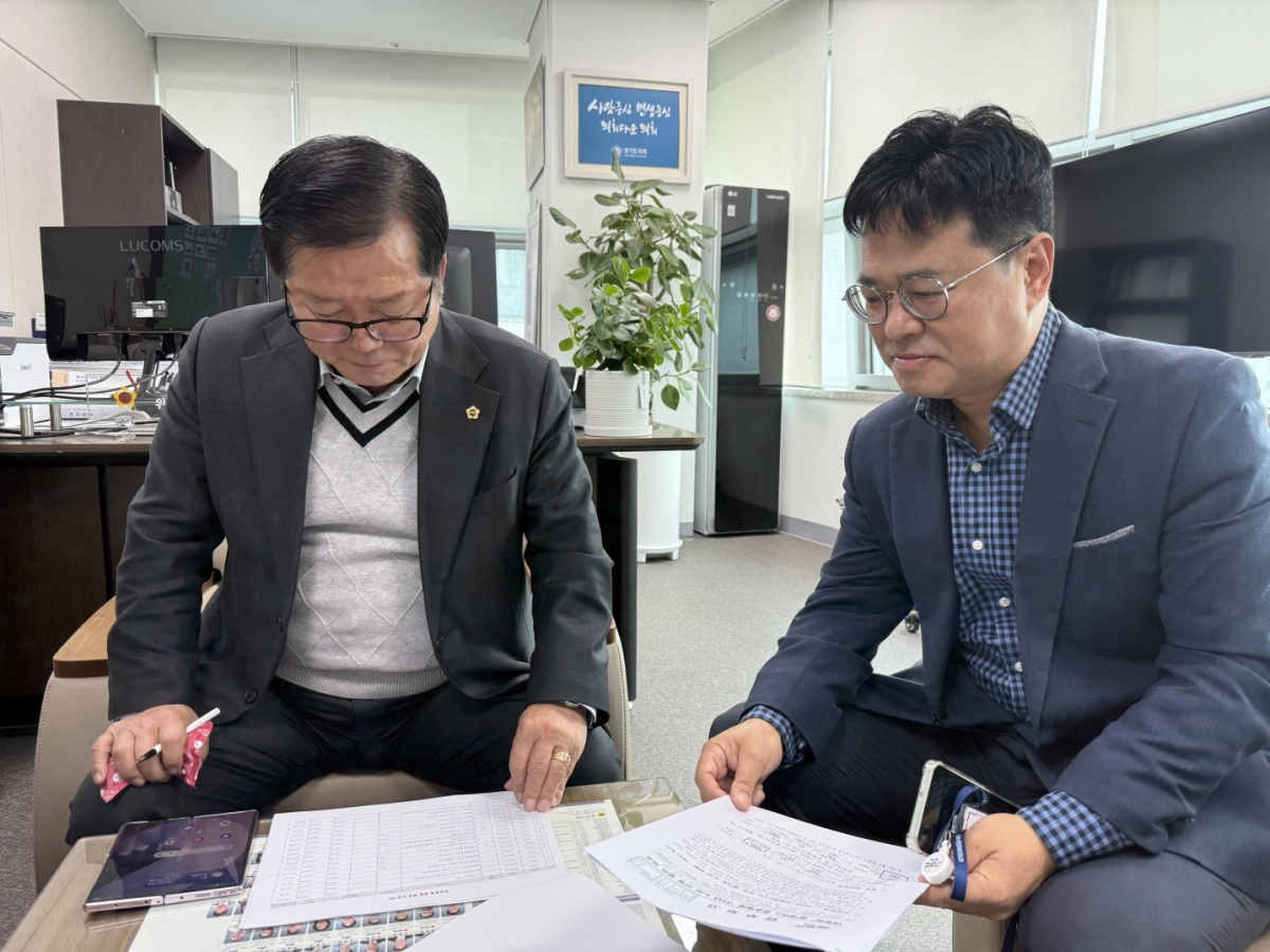 허원 의원이 광역버스 직행 준공영제 신규 노선 관련 문서를 검토하고 있다.(사진=경기도의회)