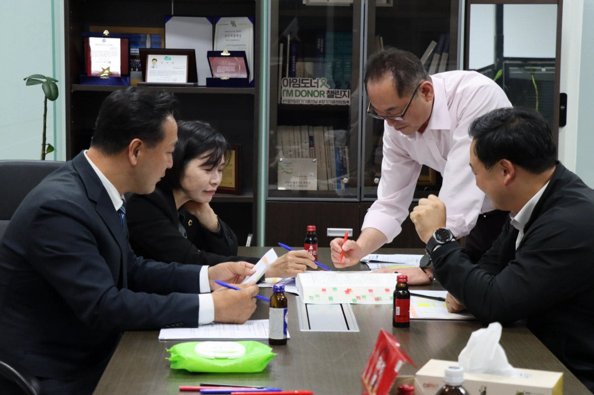 김완규 의원을 비롯한 보건복지위원회 소위원회 위원들이 2026년도 경기도 예산안 세부 항목을 점검하며 민생 예산 반영 방안을 논의하고 있다.(사진=경기도의회)