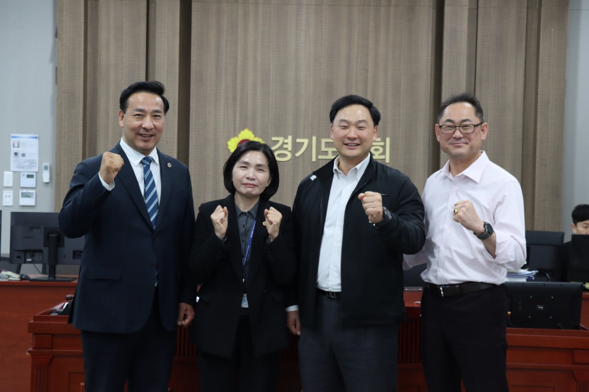 보건복지위원회 소위원회 위원들(좌로부터 김용성, 황세주,고준호,김완규 의원)이 함께 기념촬영을 하고 있다.(사진=경기도의회)